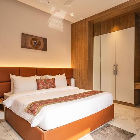 Triptam Vrindāvan Extérieur photo