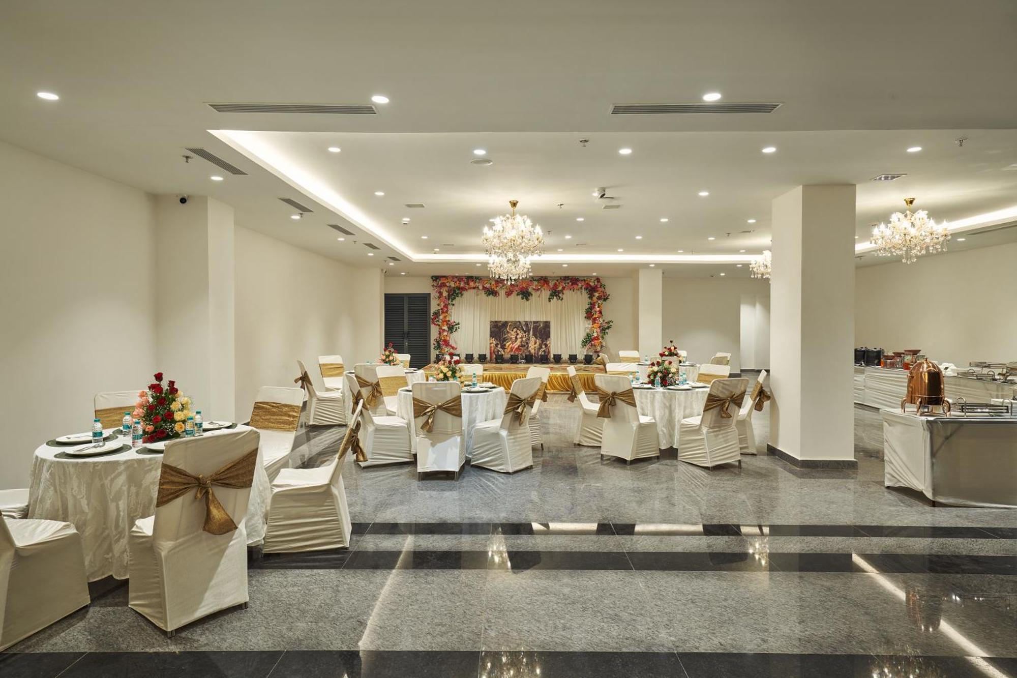 Triptam Vrindāvan Extérieur photo