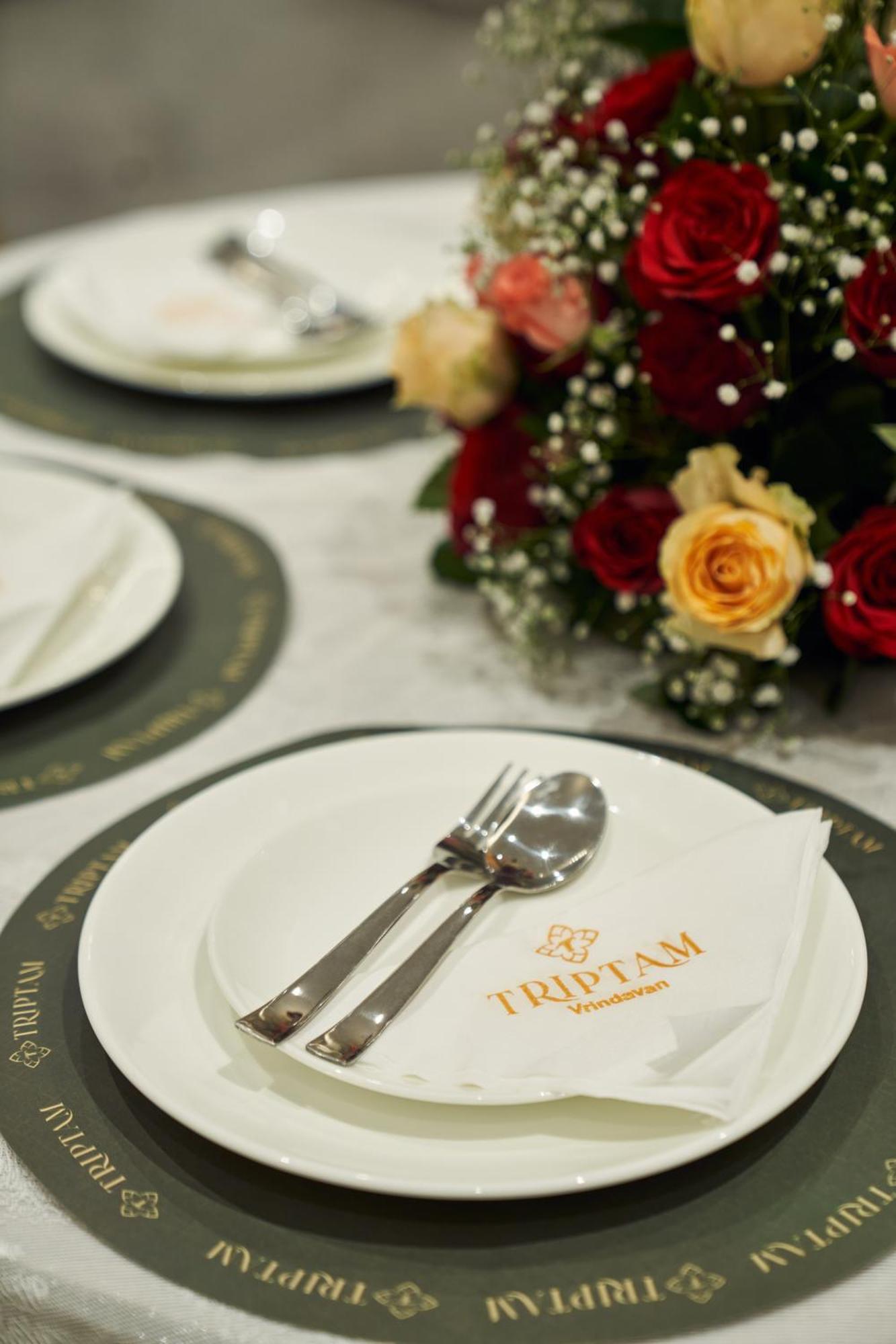 Triptam Vrindāvan Extérieur photo