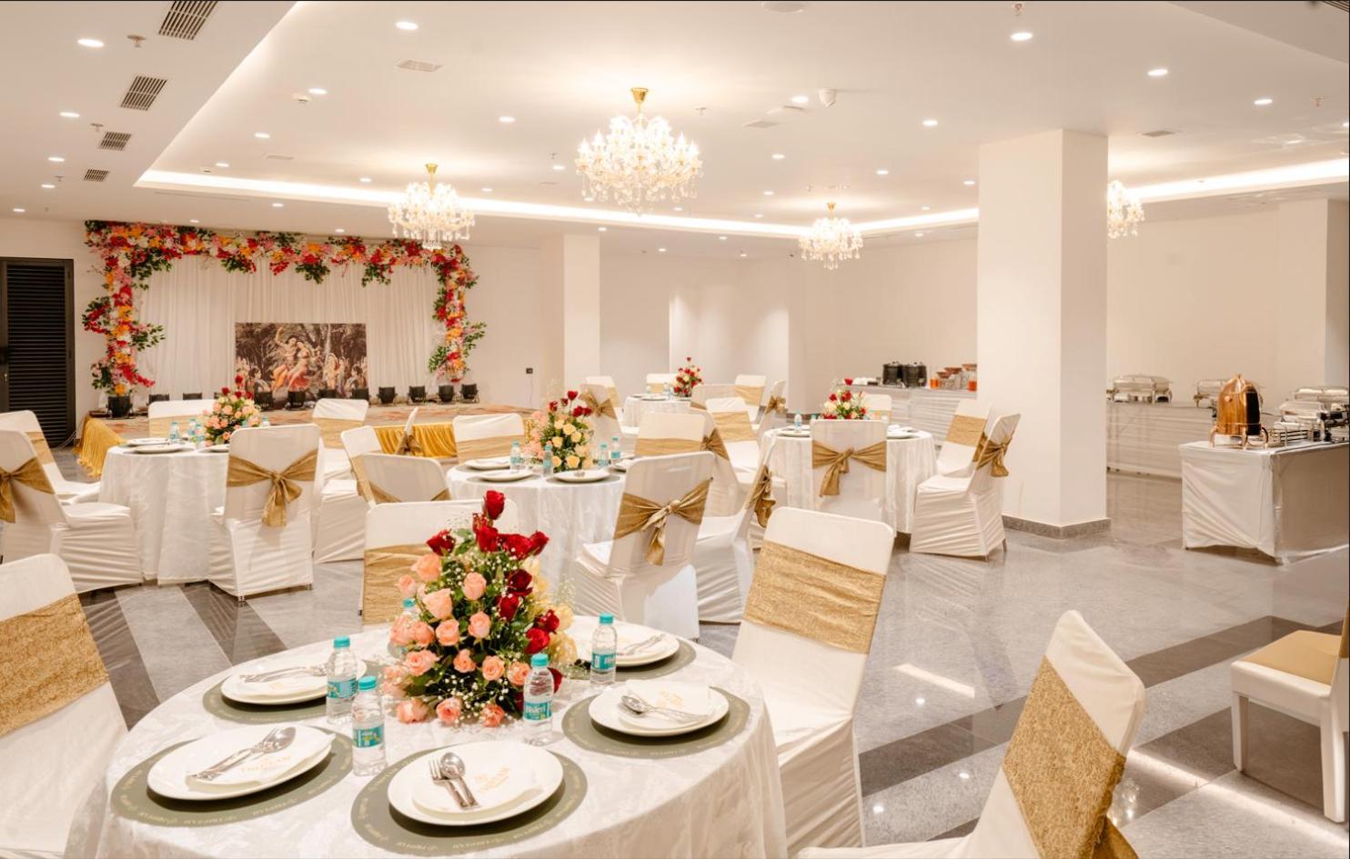 Triptam Vrindāvan Extérieur photo