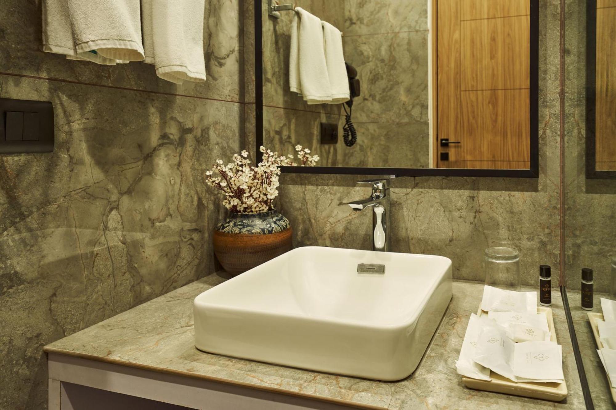 Triptam Vrindāvan Extérieur photo