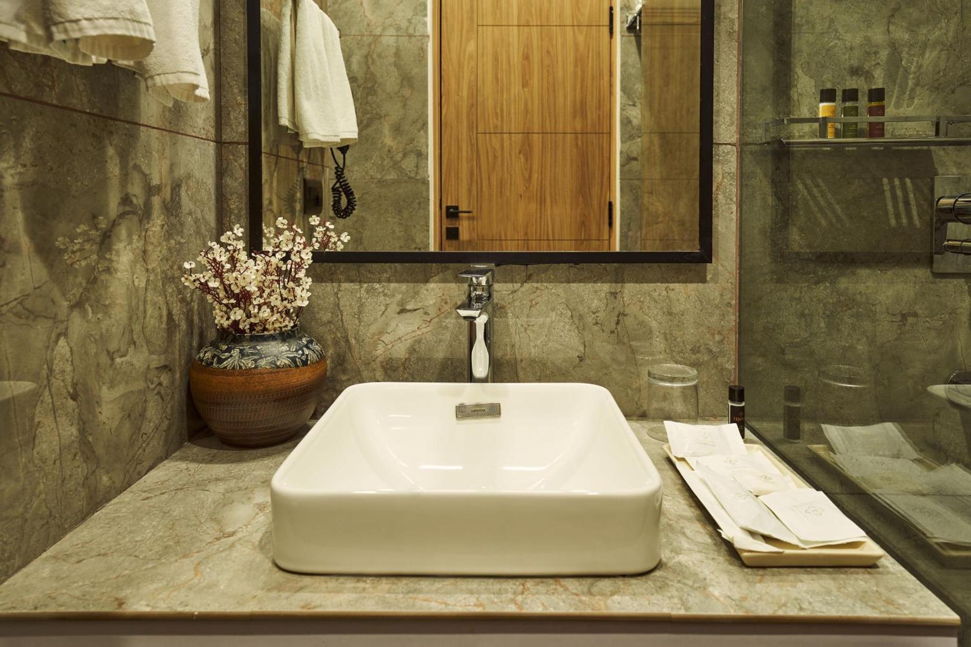 Triptam Vrindāvan Extérieur photo